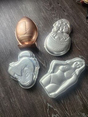 4 Wilton Collection Cake Moulds         4 moules à gâteau de collection Wilton